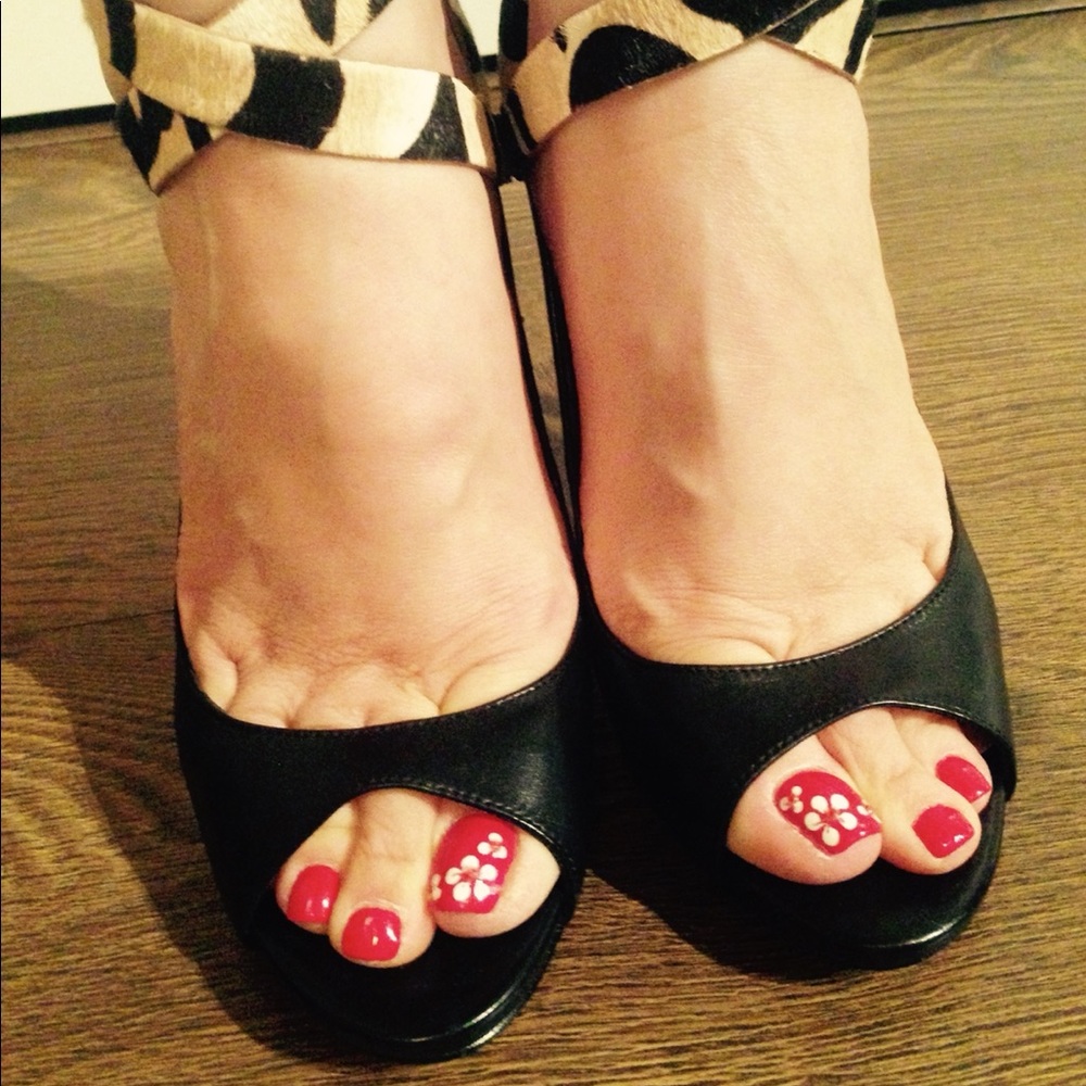 Beautiful Marciano peep toe heels 👠